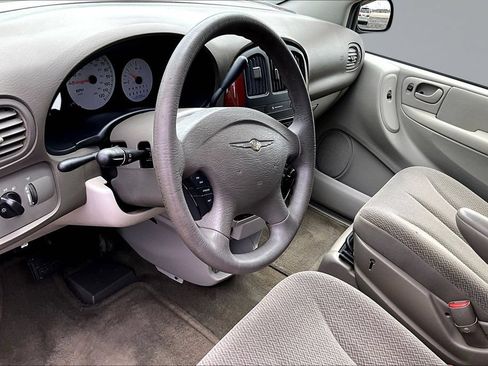 Used 2005 Chrysler Town & Country w/ Popular Equipment Group I FWD image 13