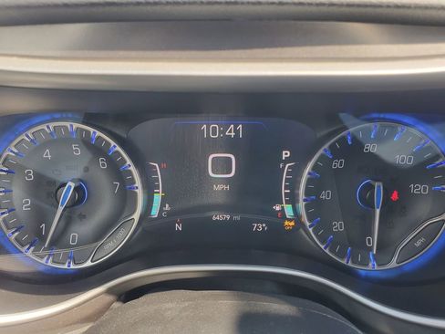 Used 2023 Chrysler Pacifica Touring-L FWD image 11