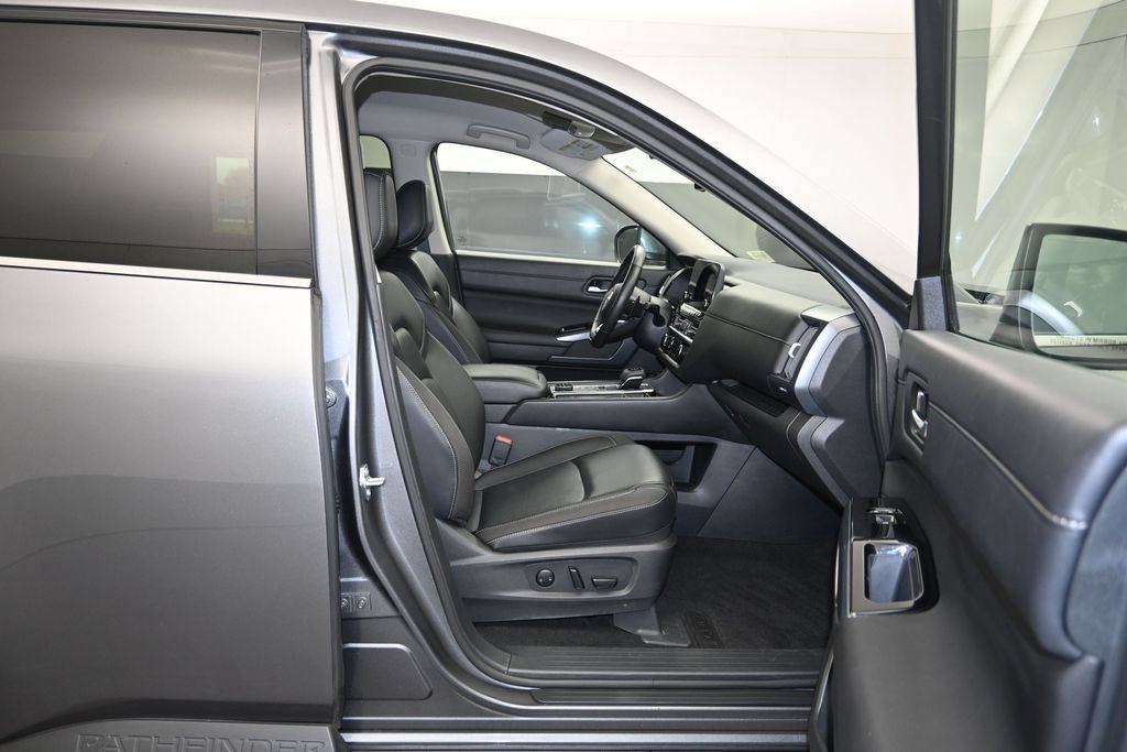 Used 2025 Nissan Pathfinder SL AWD/4WD image 27