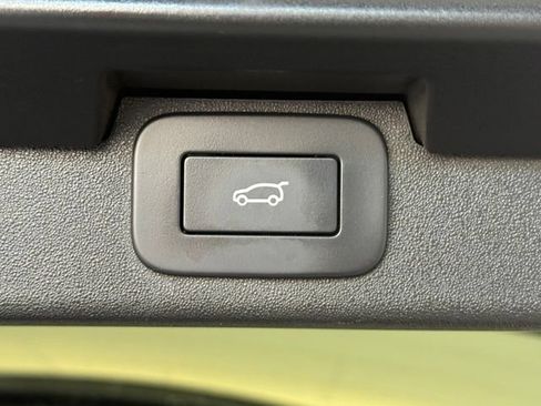 Used 2025 Land Rover Discovery Dynamic SE AWD/4WD image 18