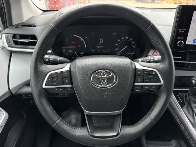 Used 2025 Toyota Sienna XLE FWD image 13
