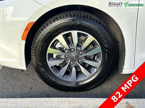 Certified 2024 Chrysler Pacifica Select image 10