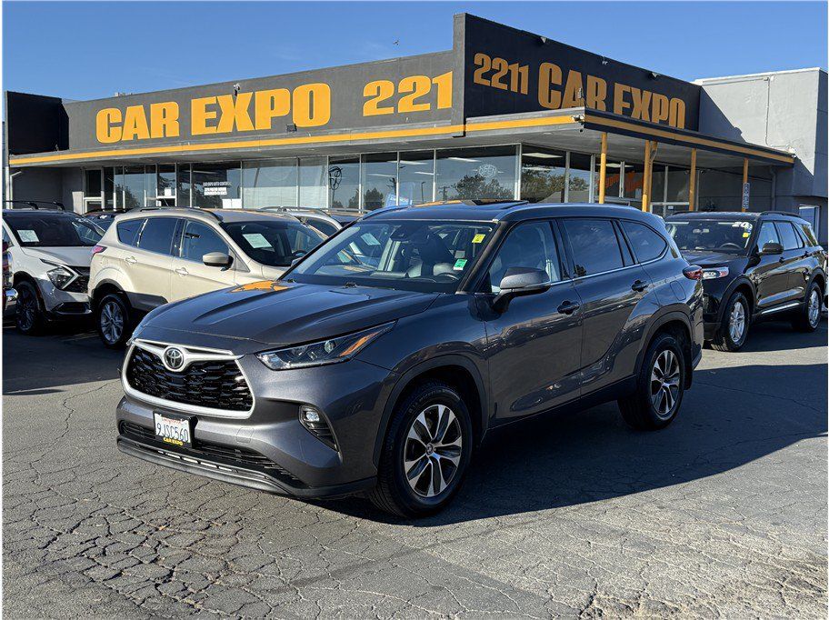 Used 2021 Toyota Highlander XLE AWD/4WD image 1