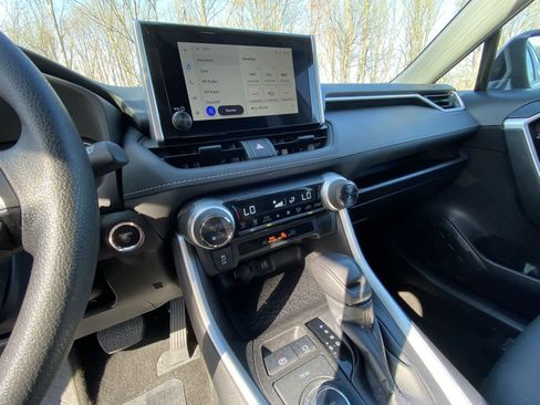 Used 2024 Toyota RAV4 XLE AWD/4WD image 22