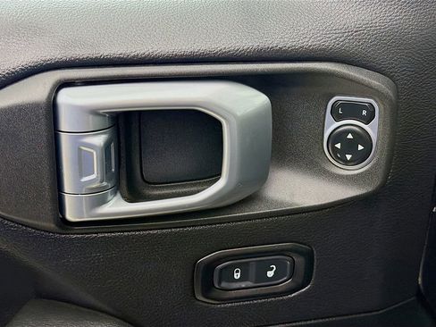 Used 2020 Jeep Wrangler Unlimited Sahara image 26