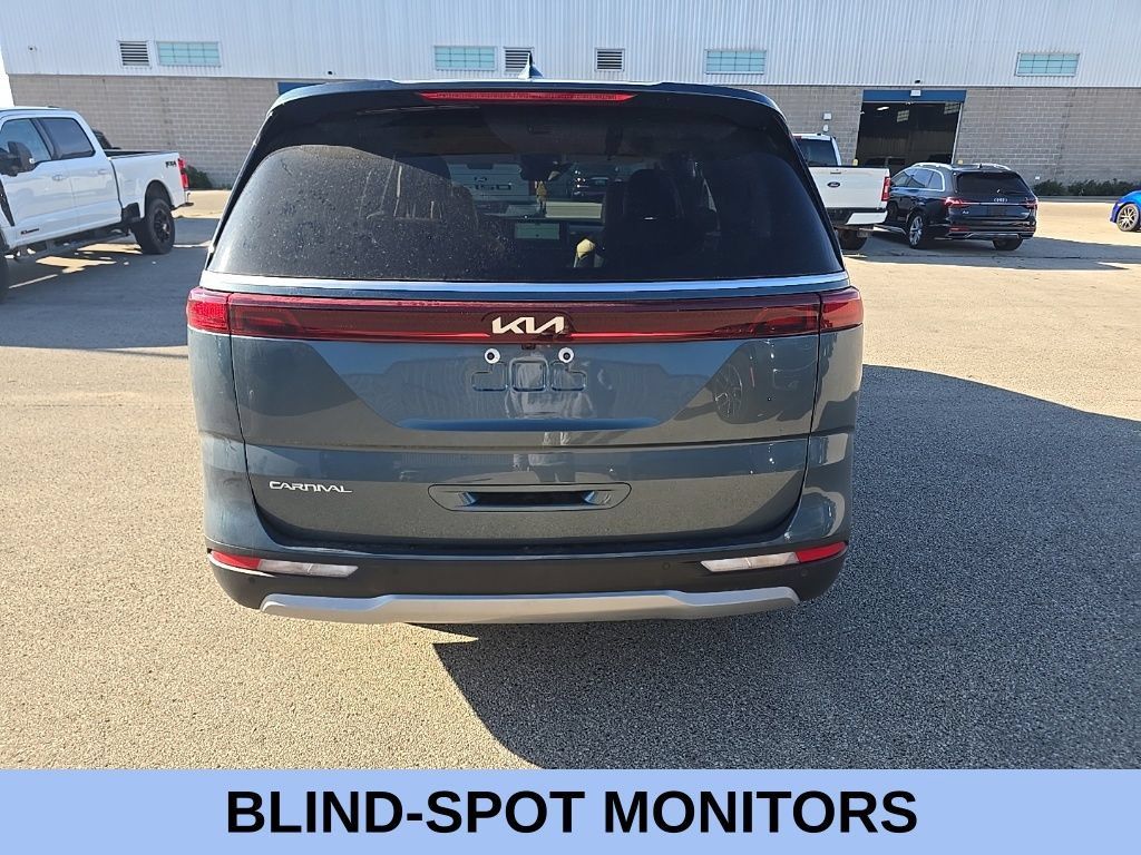 Used 2023 Kia Carnival EX FWD image 5