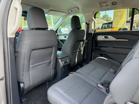 Used 2025 Ford Explorer Active AWD/4WD image 12