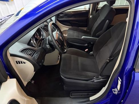 Used 2018 Dodge Grand Caravan SE w/ UConnect Hands-Free Group image 23