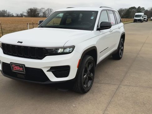 Used 2022 Jeep Grand Cherokee Altitude image 5