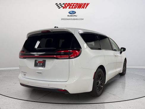 Used 2024 Chrysler Pacifica Touring-L FWD image 6