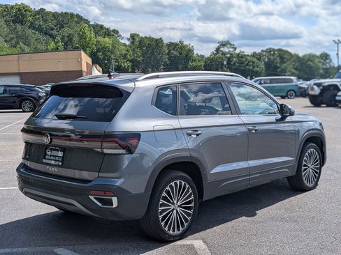 Used 2025 Volkswagen Taos SE w/ Panoramic Sunroof Package FWD image 9