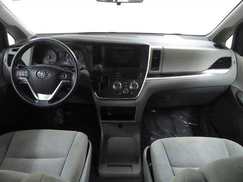 Used 2016 Toyota Sienna L image 8