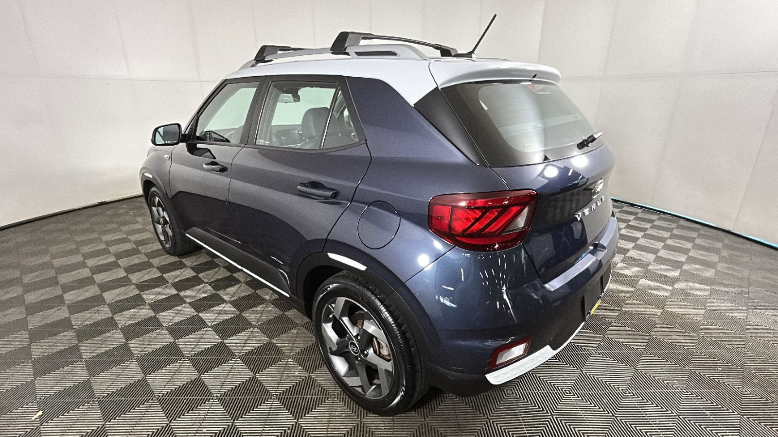 Used 2023 Hyundai Venue Limited FWD image 5