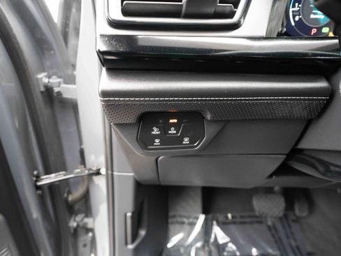 Used 2024 Volkswagen Atlas Cross Sport SE image 11