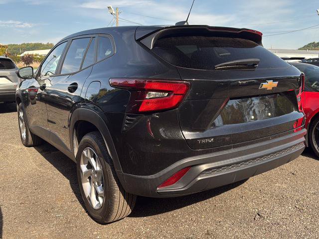 Used 2024 Chevrolet Trax LS w/ LS Convenience Package FWD image 3