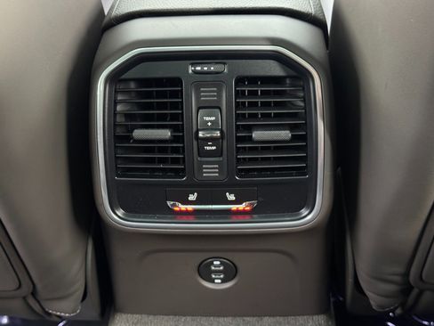 Used 2023 Porsche Macan image 34