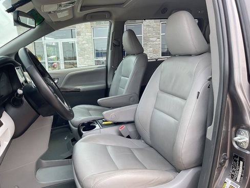 Used 2017 Toyota Sienna XLE w/ XLE Navigation Package AWD/4WD image 15