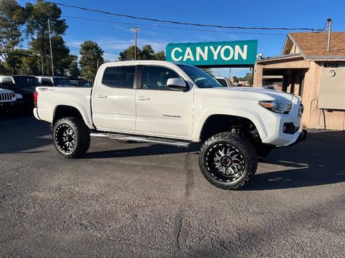 Used 2016 Toyota Tacoma TRD Sport image 2