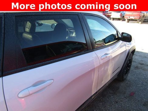 Used 2020 Jeep Cherokee Trailhawk image 6