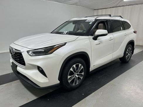Used 2021 Toyota Highlander XLE AWD/4WD image 5
