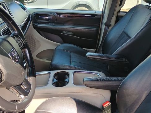 Used 2019 Dodge Grand Caravan SXT FWD image 9