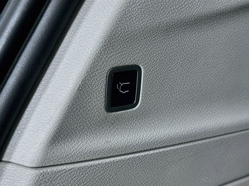 Used 2024 Chrysler Pacifica Touring-L FWD image 29