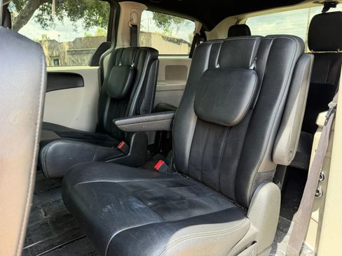 Used 2017 Dodge Grand Caravan SXT image 12