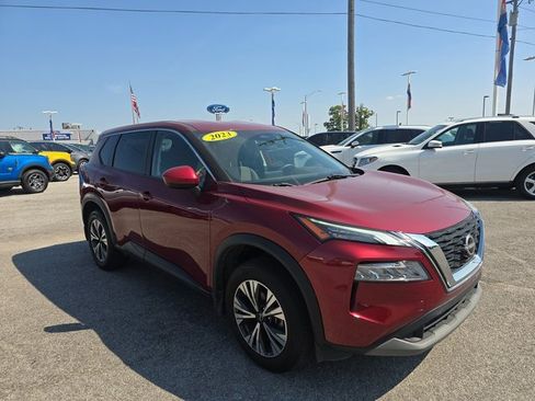 Used 2023 Nissan Rogue SV image 3
