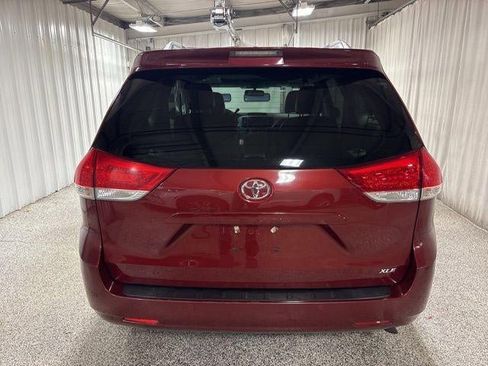 Used 2013 Toyota Sienna XLE image 19