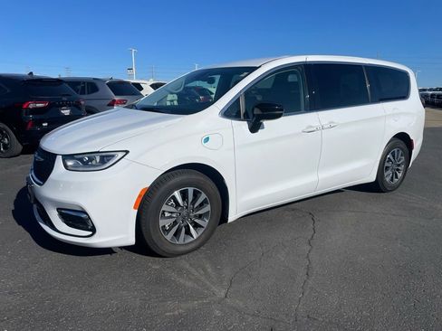 Used 2024 Chrysler Pacifica Limited FWD image 6