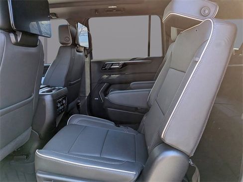 Used 2025 Chevrolet Suburban Premier image 14