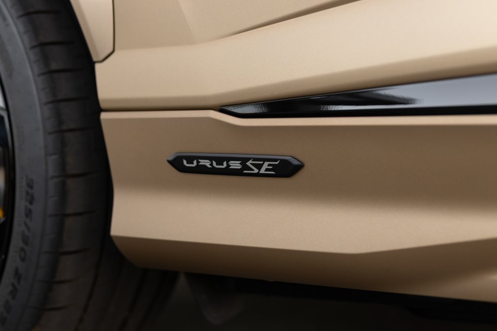 Used 2025 Lamborghini Urus SE AWD/4WD image 6