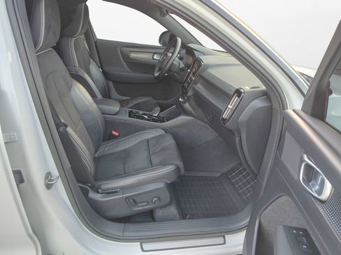 Used 2022 Volvo XC40 T5 R-Design w/ Advanced Package image 24