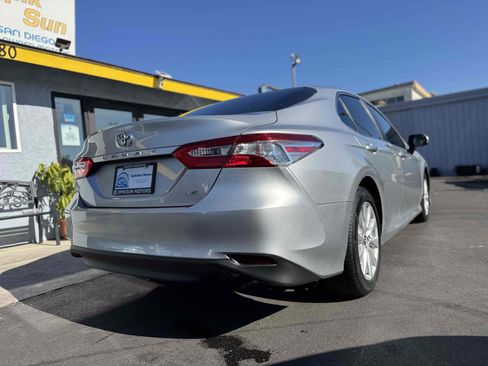 Used 2018 Toyota Camry LE image 5