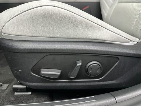 Used 2025 Hyundai Elantra Limited image 10