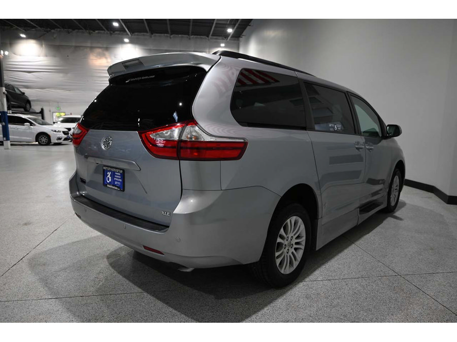 Used 2015 Toyota Sienna XLE w/ XLE Navigation Package FWD image 6