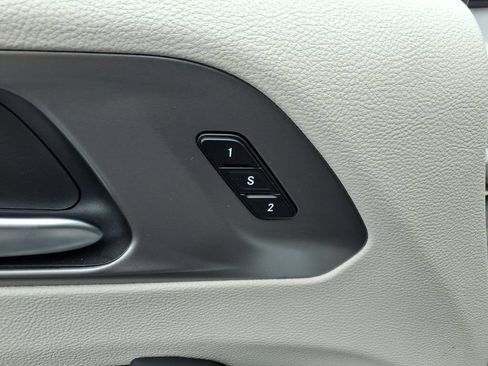 Used 2023 Chrysler Pacifica Touring-L FWD image 14