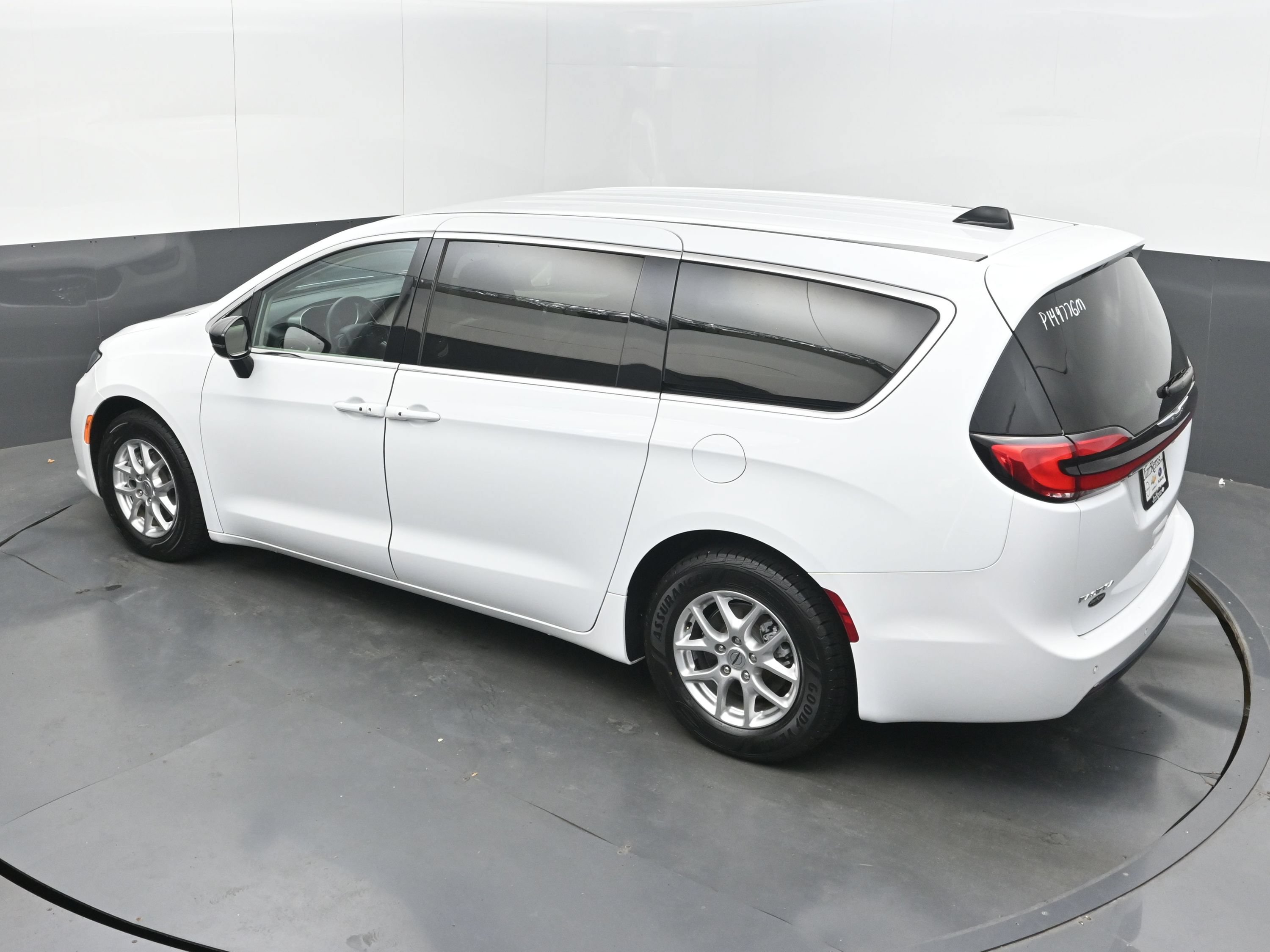 Used 2024 Chrysler Pacifica Touring-L FWD image 38