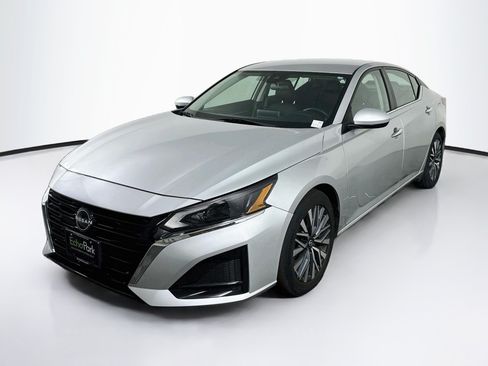 Used 2023 Nissan Altima 2.5 SV FWD image 3