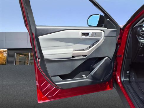 Used 2023 Ford Explorer XLT w/ Equipment Group 202A image 13