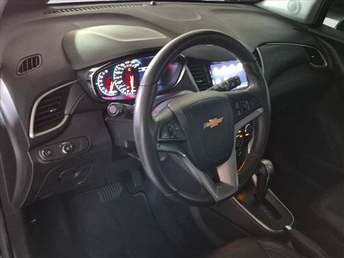 Used 2021 Chevrolet Trax LT w/ Premium Seat Package AWD/4WD image 9