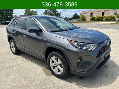 Used 2020 Toyota RAV4 XLE w/ Carpet Mat Package AWD/4WD image 7