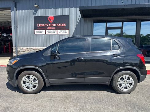 Used 2018 Chevrolet Trax LS FWD image 2