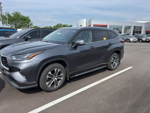 Used 2021 Toyota Highlander XLE FWD image 2