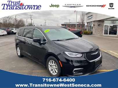 Used 2025 Chrysler Pacifica Select