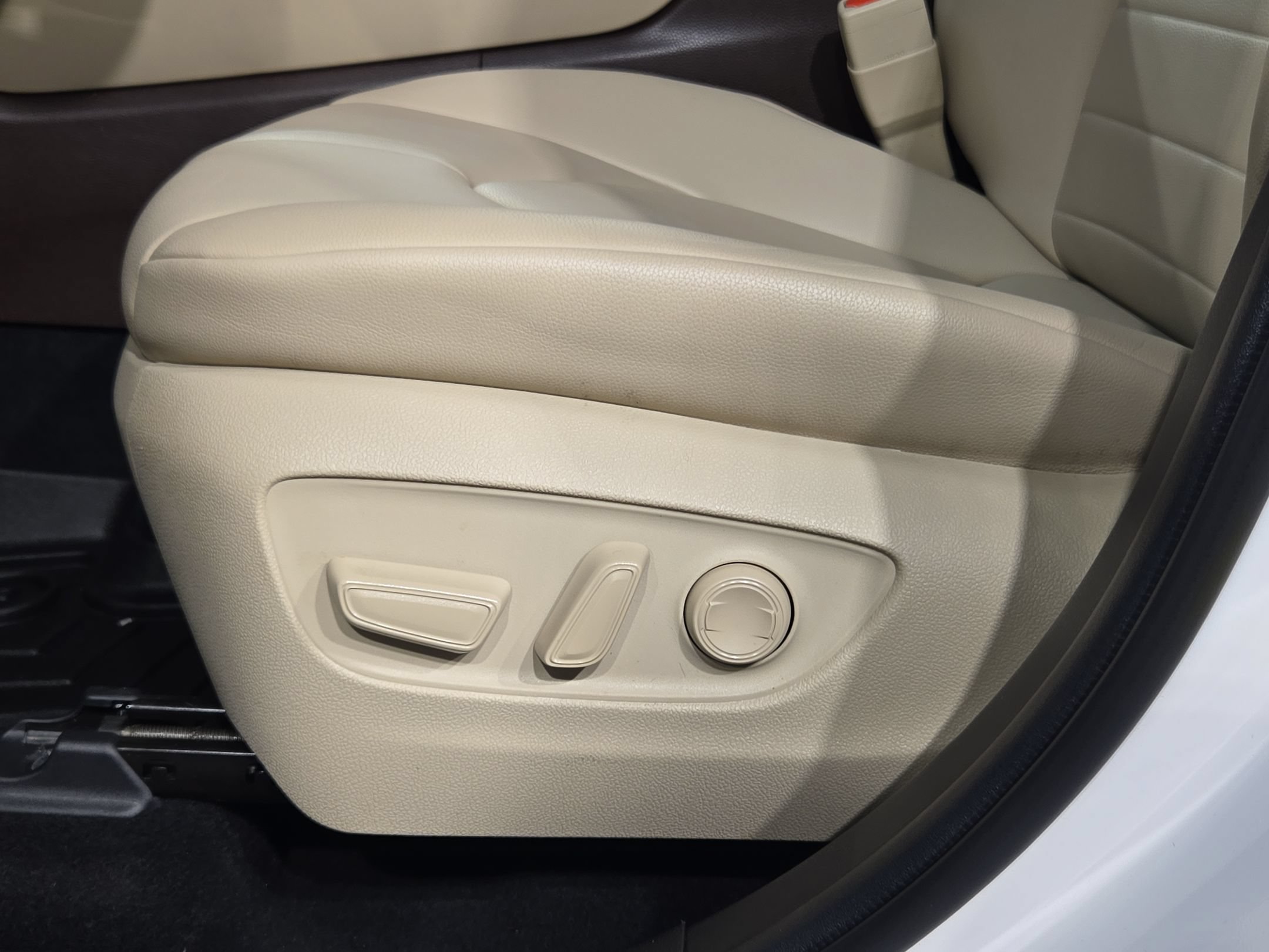 Used 2022 Toyota Highlander XLE FWD image 23