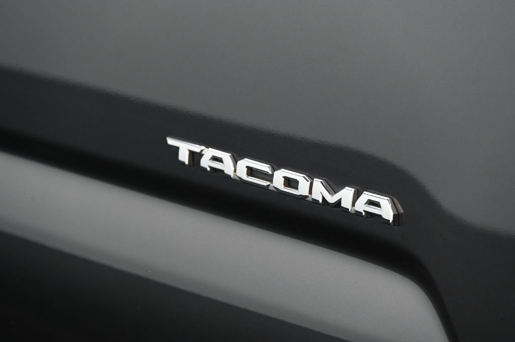 Used 2018 Toyota Tacoma SR5 AWD/4WD image 11