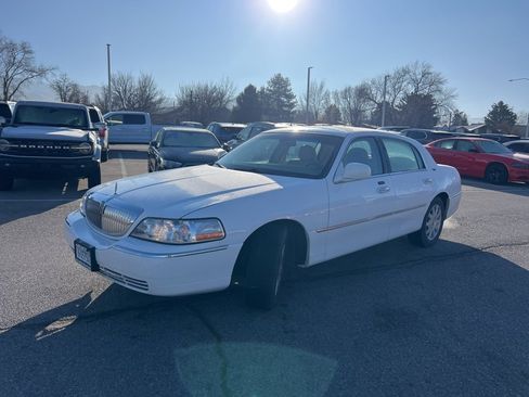 Used 2010 Lincoln Town Car Signature Limited image 12