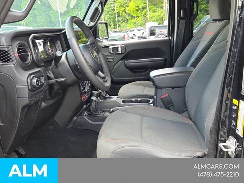 Used 2025 Jeep Wrangler Unlimited Rubicon AWD/4WD image 5