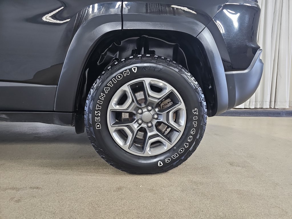 Used 2019 Jeep Cherokee Trailhawk AWD/4WD image 38